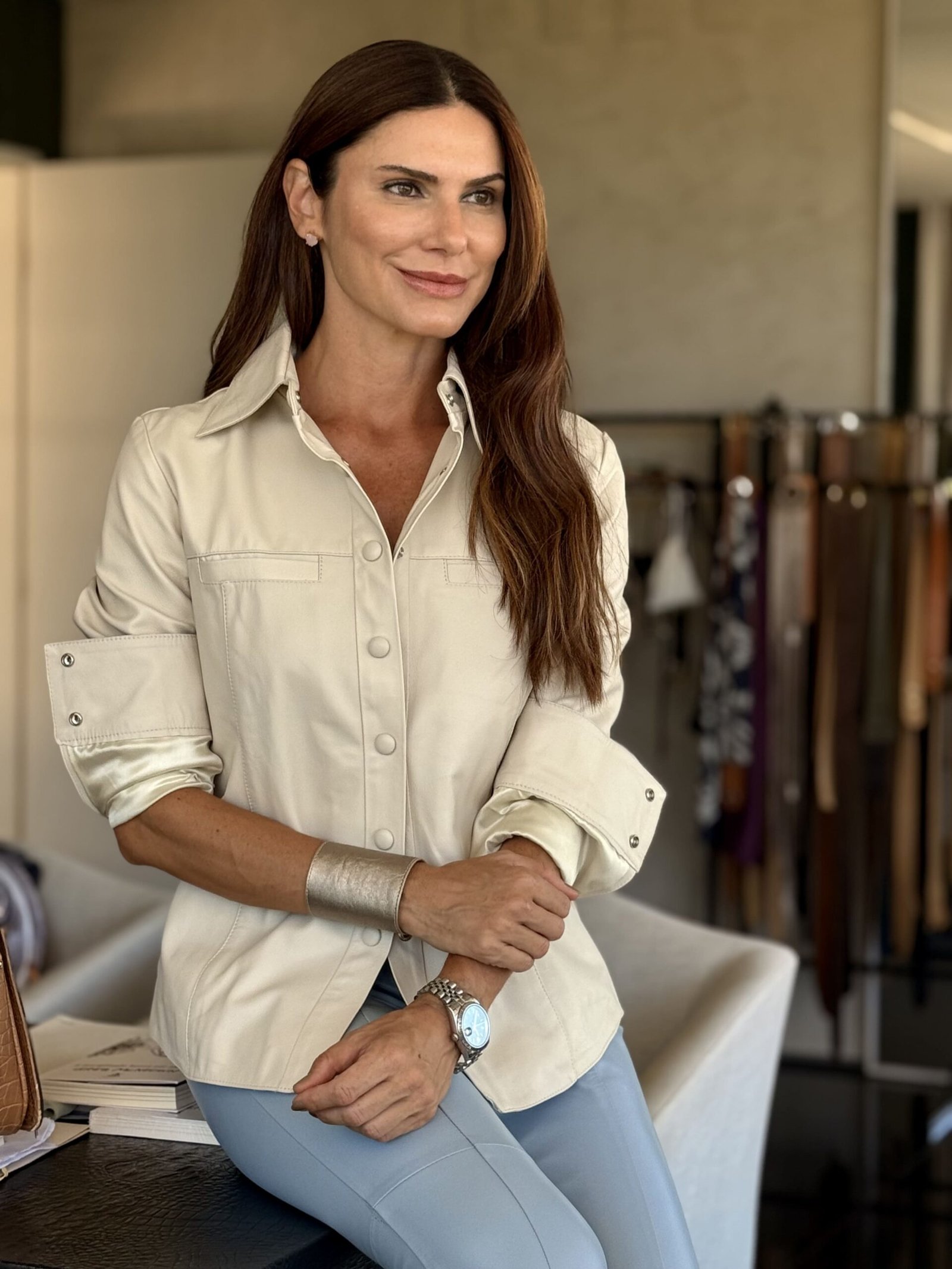 Camisa feminina manga longa em couro pelica off-white, modelagem estruturada — Dallas Couro